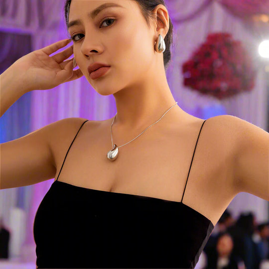 Gold & Silver Fluid Drop Pendant Necklace – Elegant Minimalist Jewelry