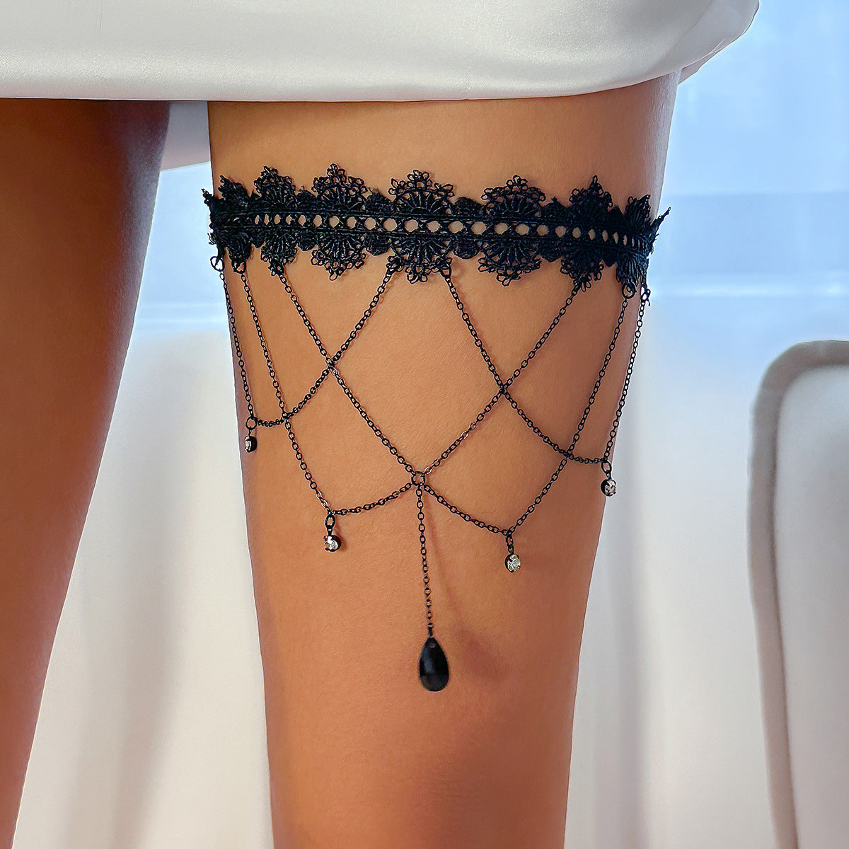 Gothic Black Lace Thigh Garter – Chain Drop Leg Jewelry for Women