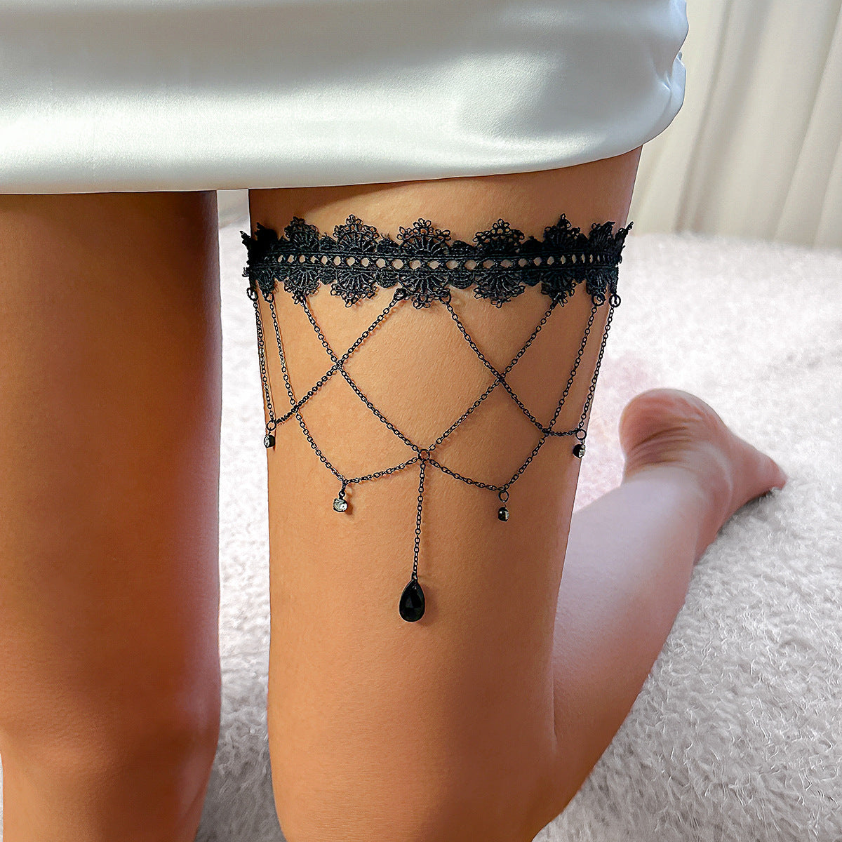 Gothic Black Lace Thigh Garter – Chain Drop Leg Jewelry for Women