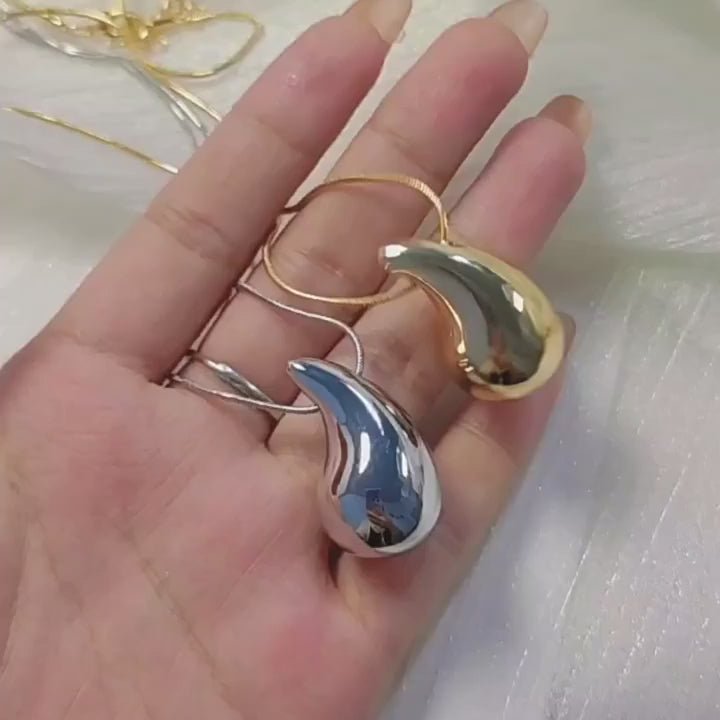 Gold & Silver Fluid Drop Pendant Necklace – Elegant Minimalist Jewelry